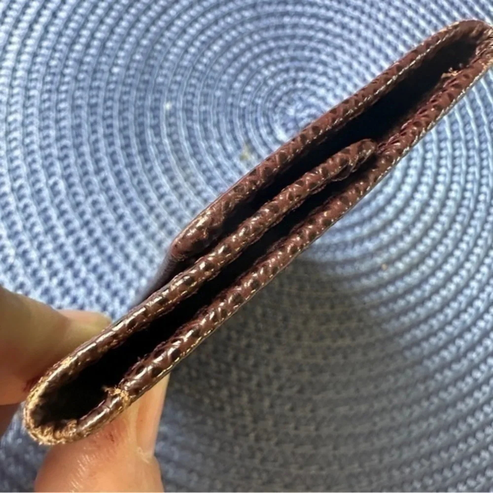 AUTHENTIC Louis Vuitton keycase. Brown Epi leather.